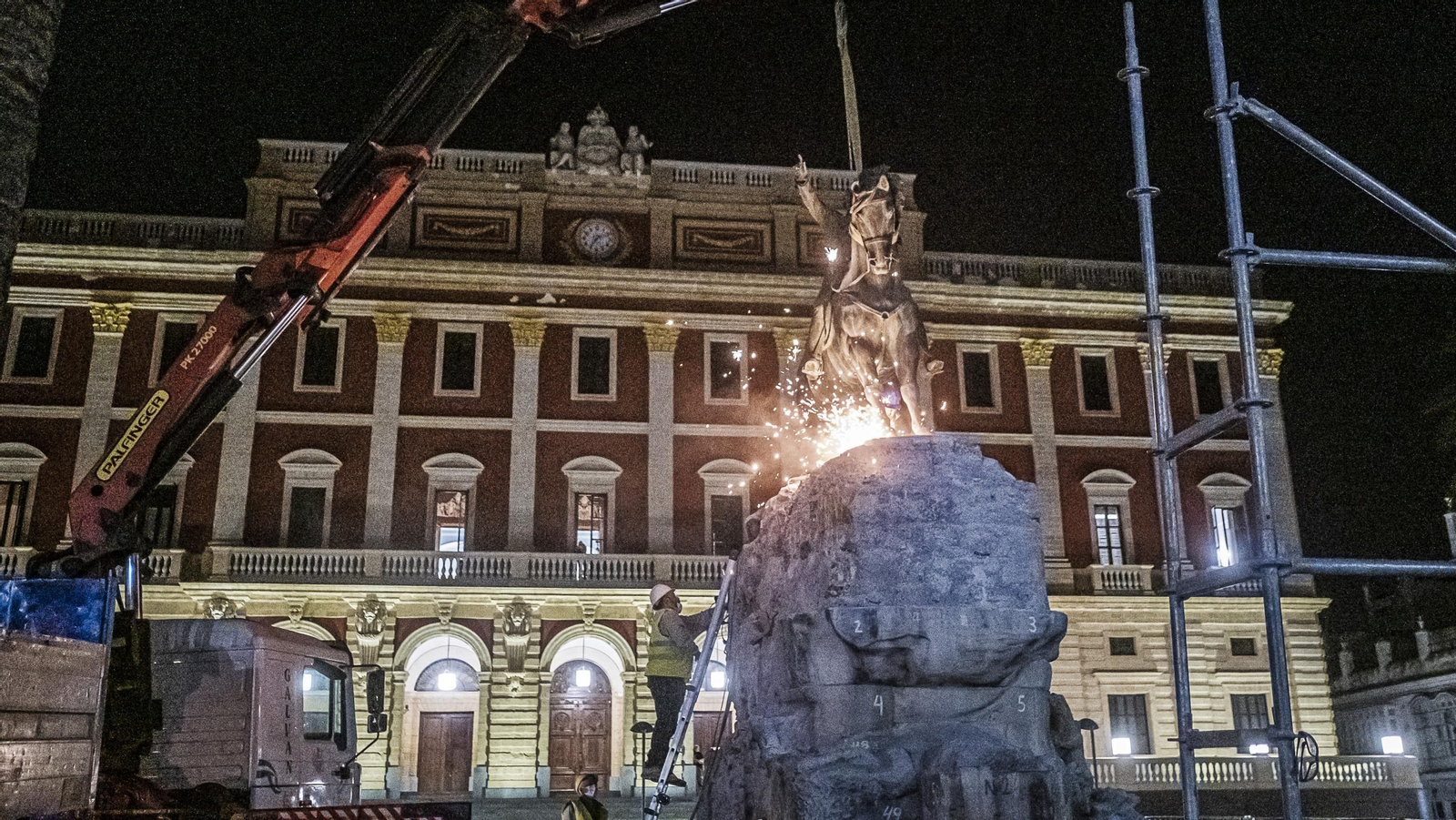 Retirada la estatua del general Varela de la plaza del Rey en San Fernando