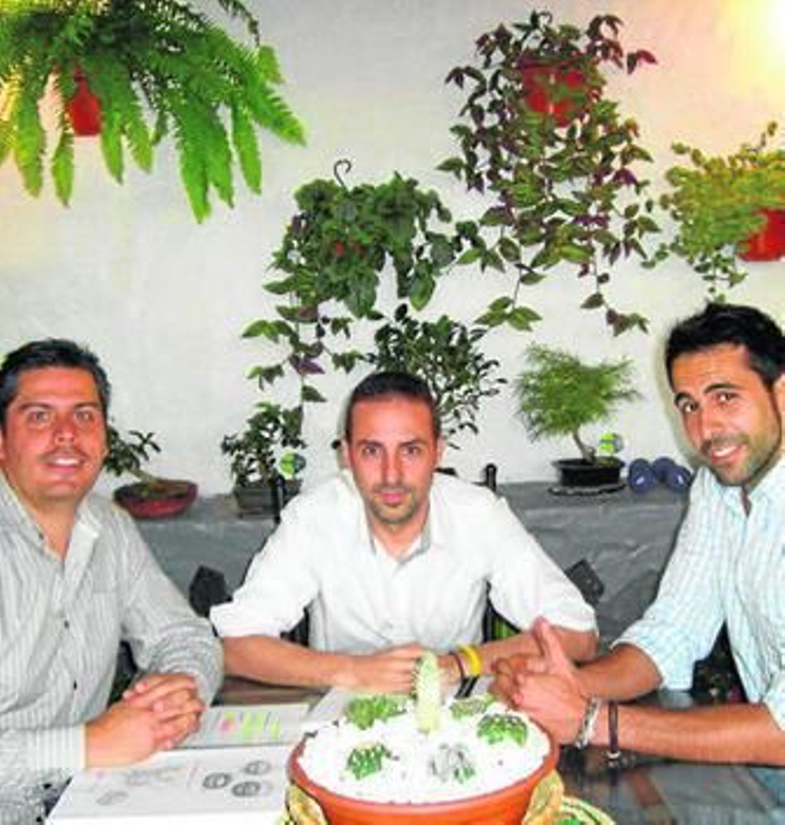 Antonio Cornejo (centro), entre Alberto Penichet (izqda) y Manuel Luque.