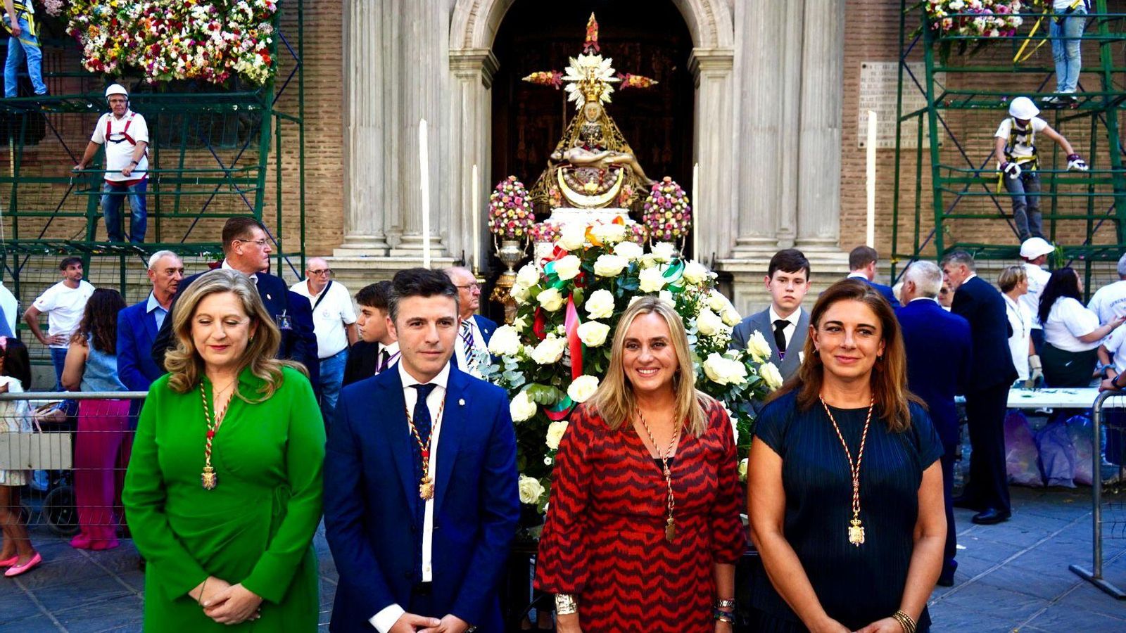 Instituciones locales y políticas realizaron su ofrenda en el inicio del acto protocolario