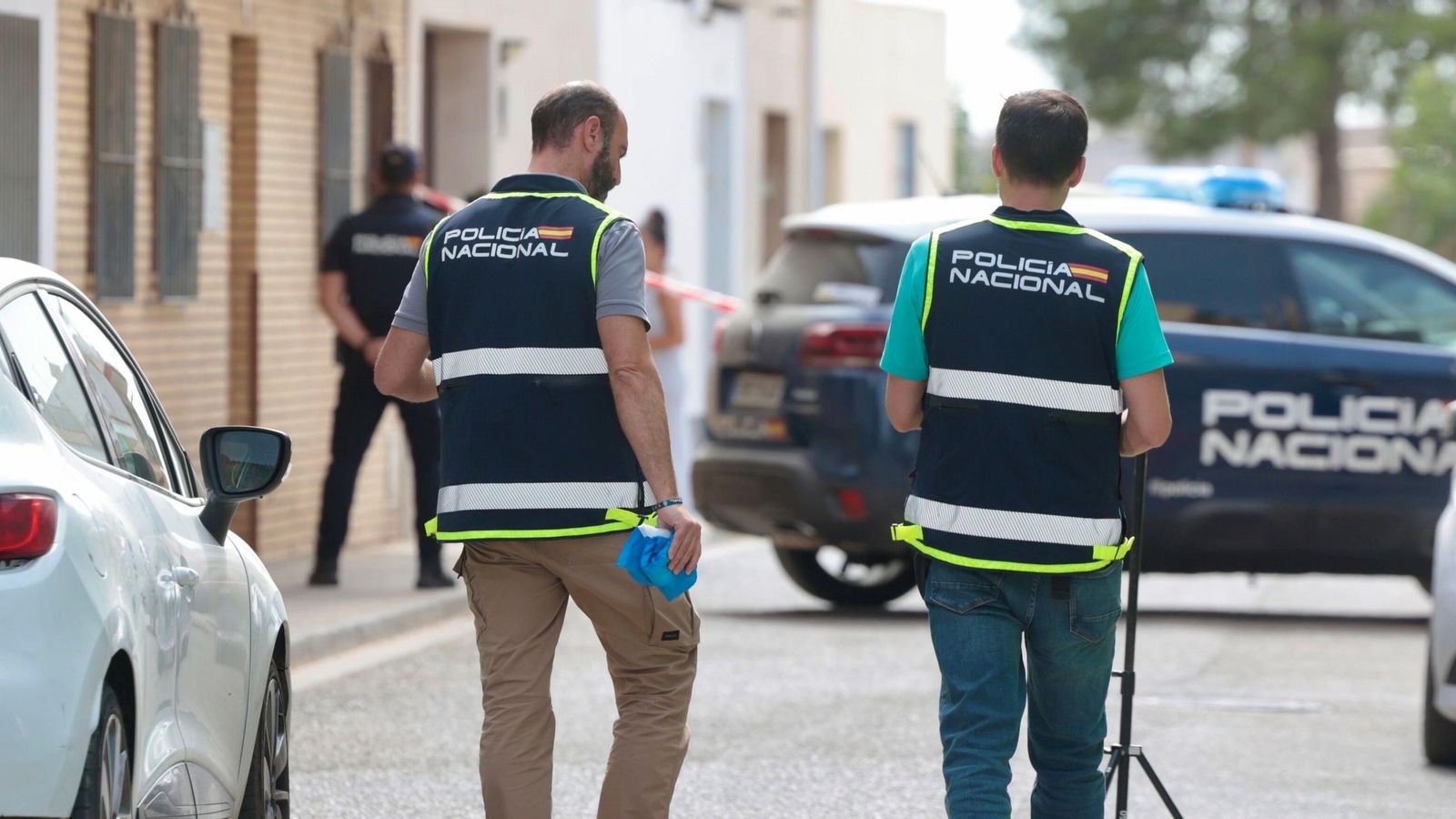 Policías desplegados en Valdezorras tras el crimen machista del 7 de septiembre.