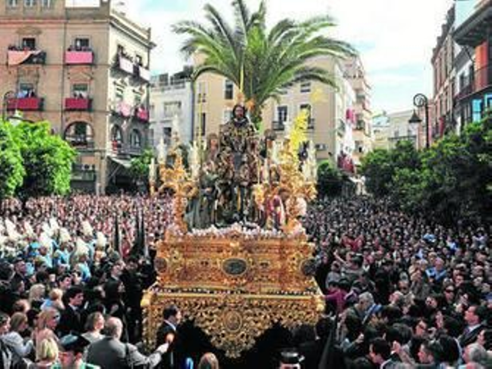 Cuando salió el paso de la Borriquita, el Domingo de Ramos estaba en su esplendor, con todos ajenos a lo que pasaria apenas una hora después.