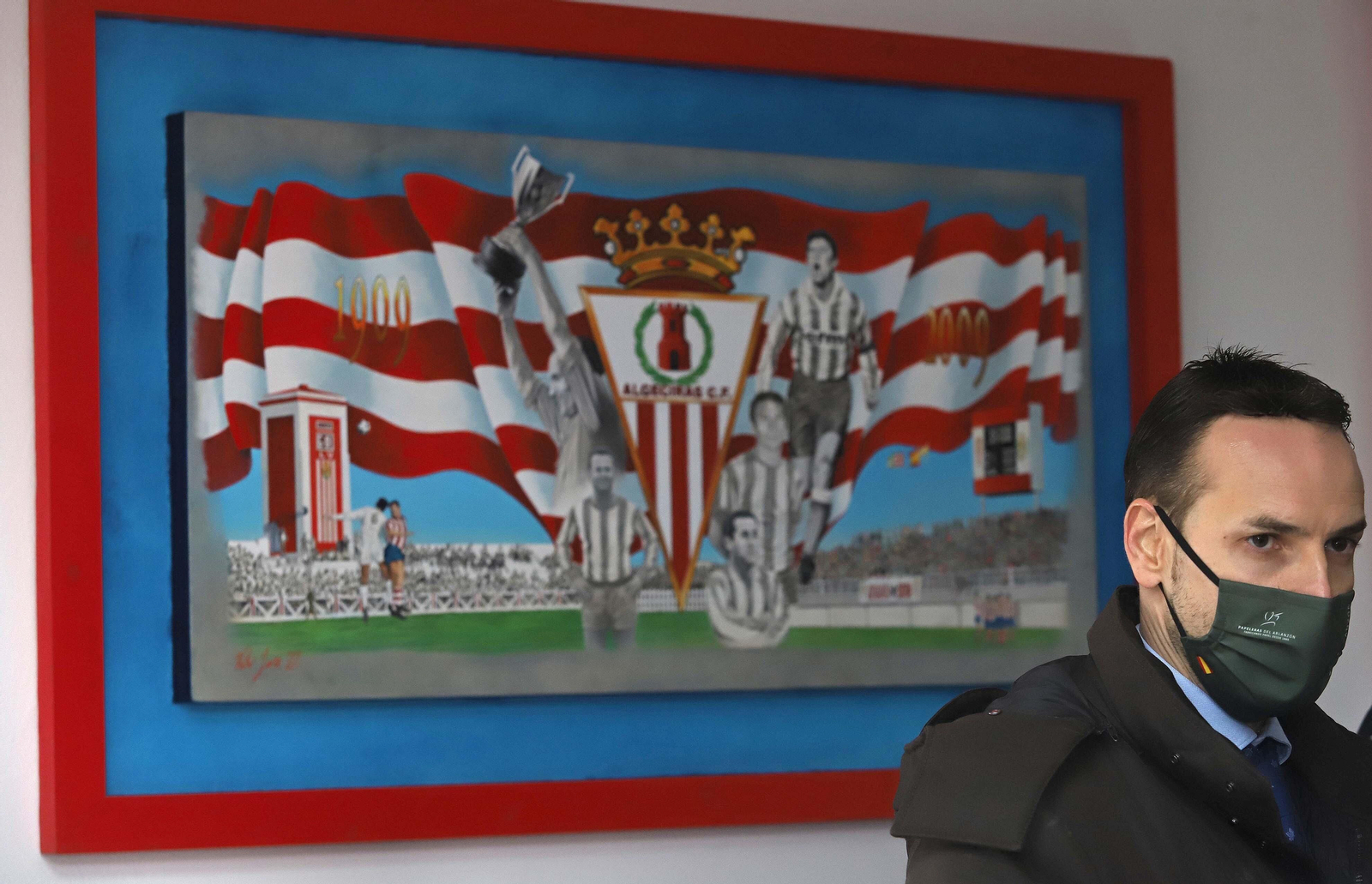 Félix Sancho, junto a un cuadro histórico del Algeciras. Félix Sancho, junto a un cuadro histórico del Algeciras.