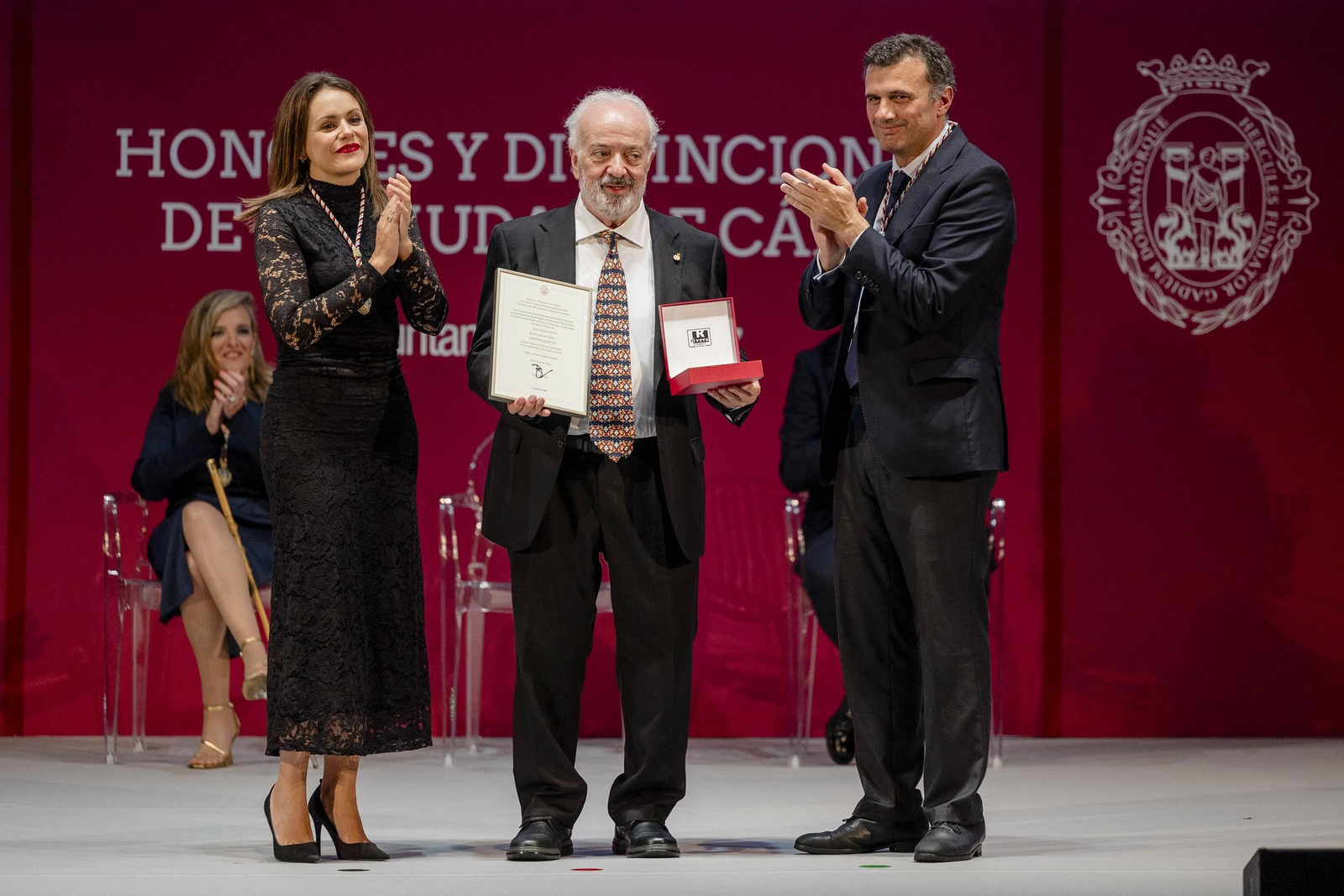 Las imágenes del acto de entrega de los títulos de hijos predilectos y adoptivos y de las medallas de oro de la ciudad.