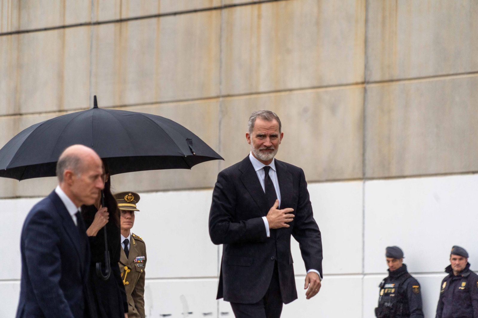 Fotografías de la llegada de los reyes Felipe VI y Doña Letizia al funeral por las víctimas de Adamuz en Huelva