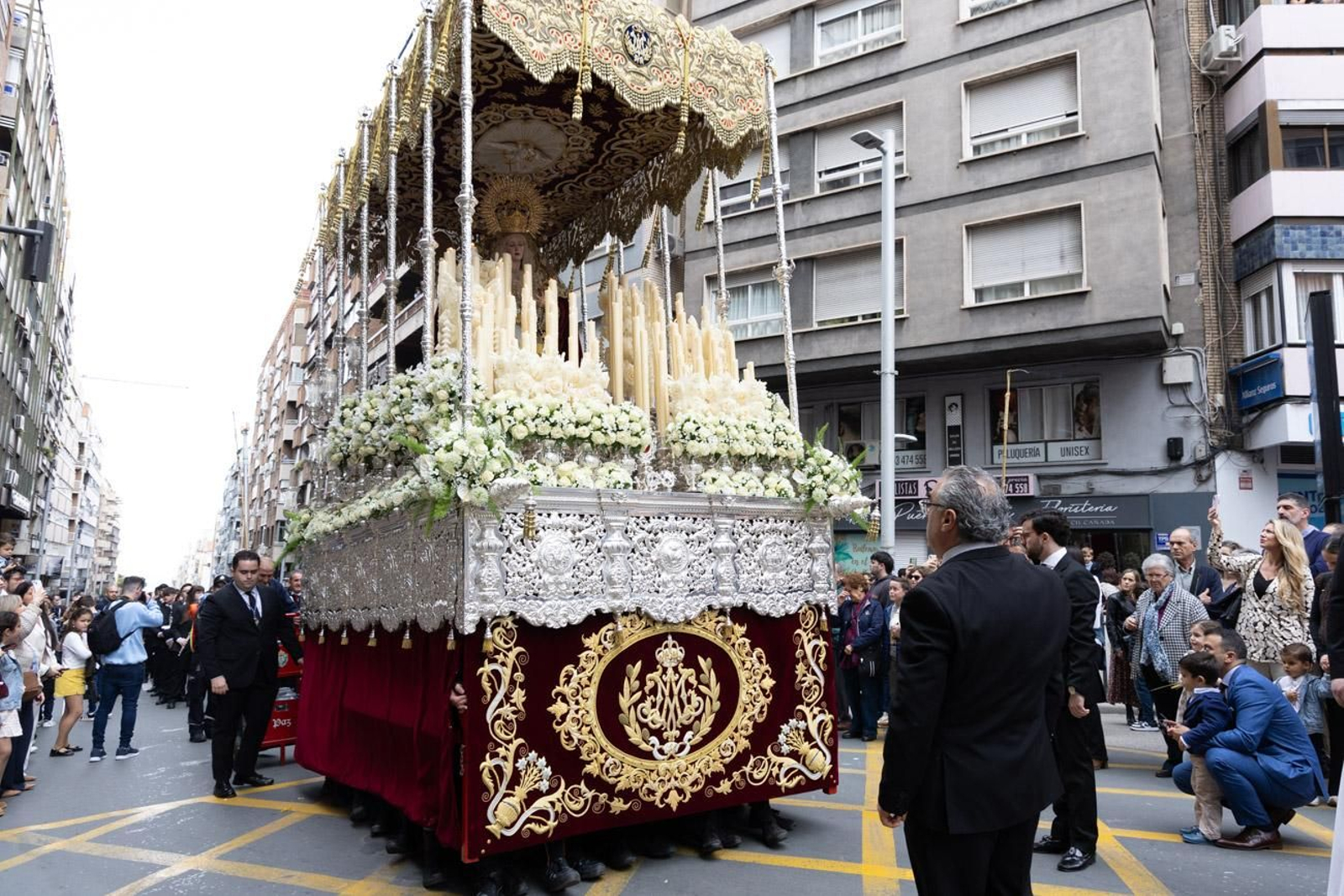 Los jiennenses se echan a la calle para presenciar la primera de las procesiones de la jornada: la Borriquilla (I)
