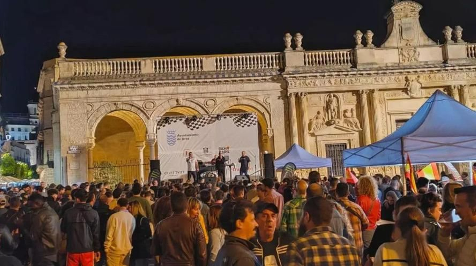 Ambiente en la Plaza Asunción en un ciclo de conciertos