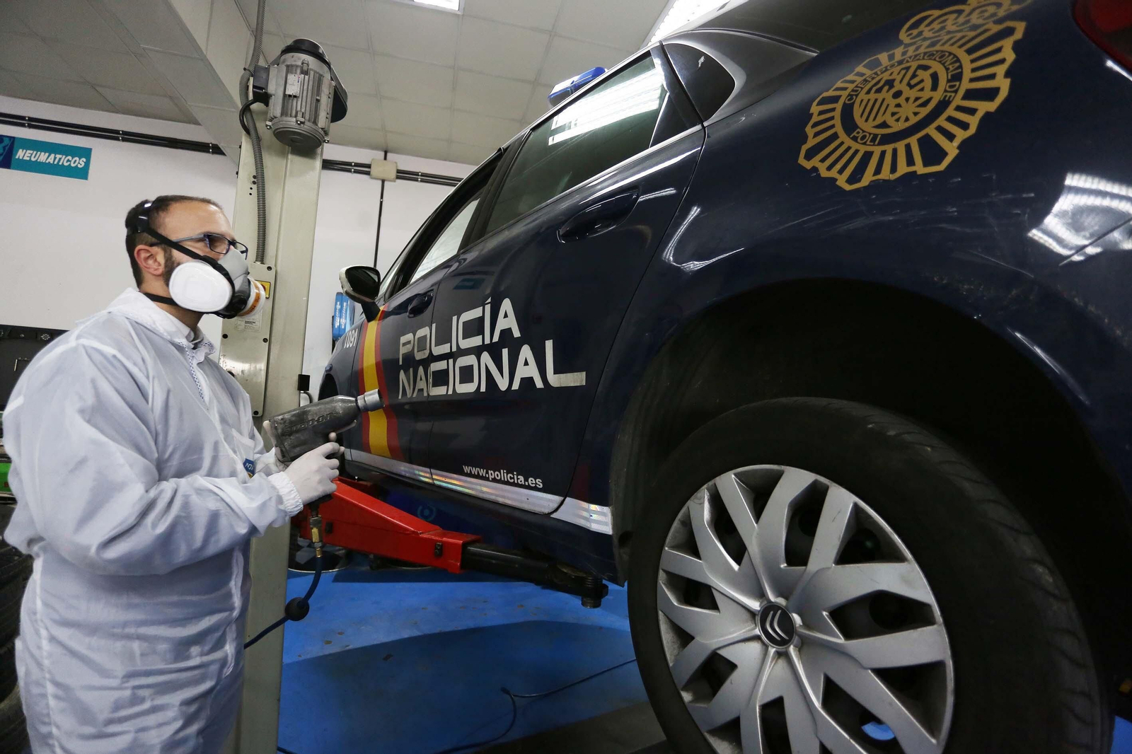 Tareas de desinfección en los talleres de Félix Moreno en la calle Córdoba. PASCUAL