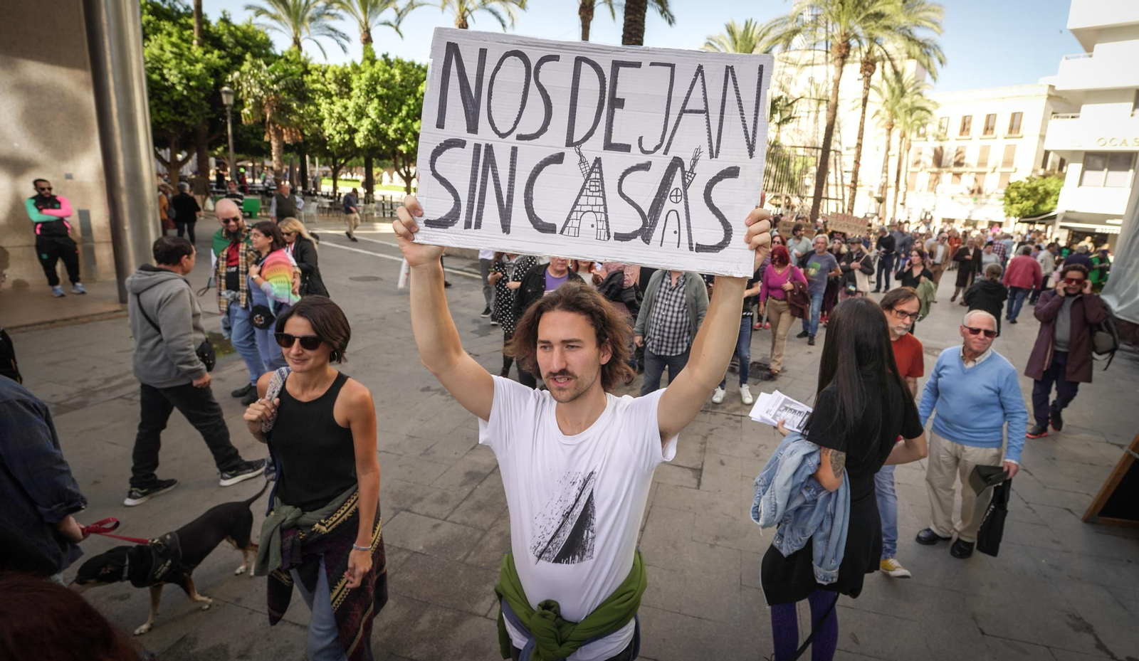 Imágenes de la numerosa participación en la manifestación 'Jerez por la Vivienda'