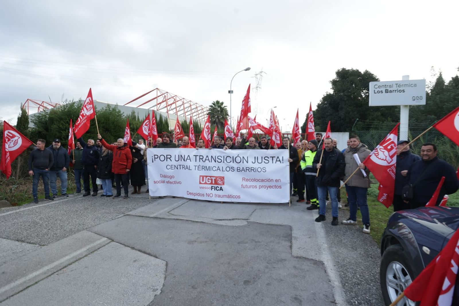 La concentración de trabajadores de la térmica de Los Barrios, este martes.