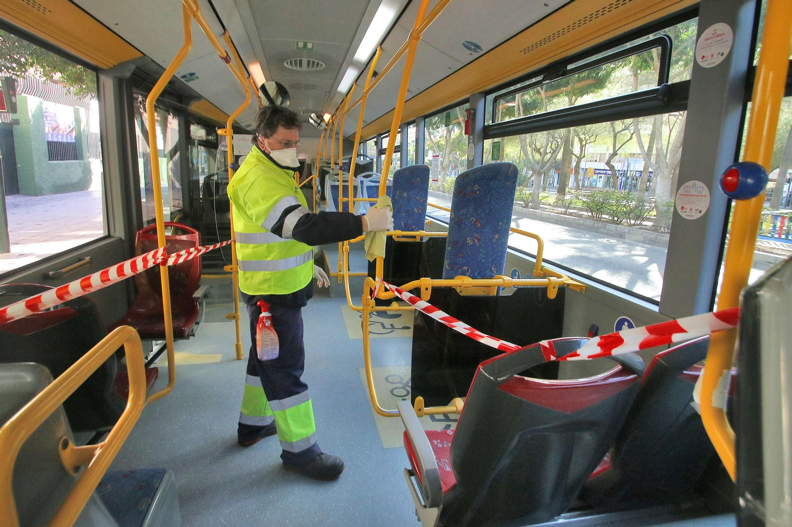 Juan Francisco Pardo limpia un autobús.