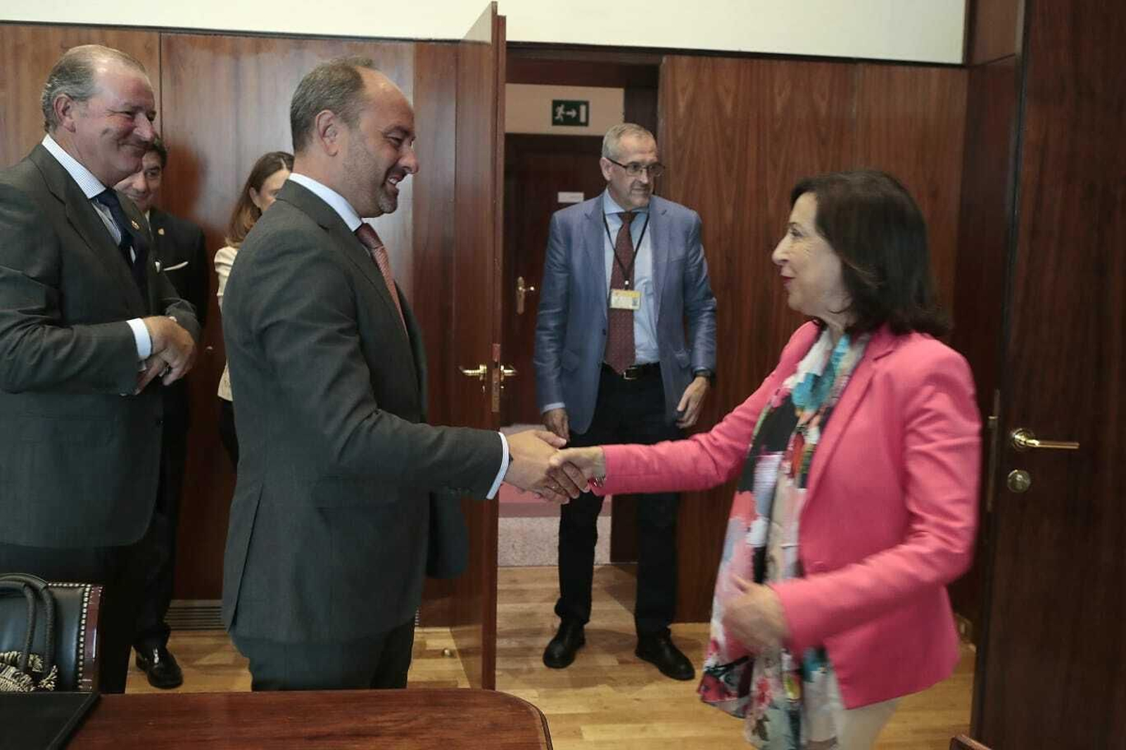 La ministra de Defensa, Margarita Robles, recibe a una delegación de la Congregación de Mena.