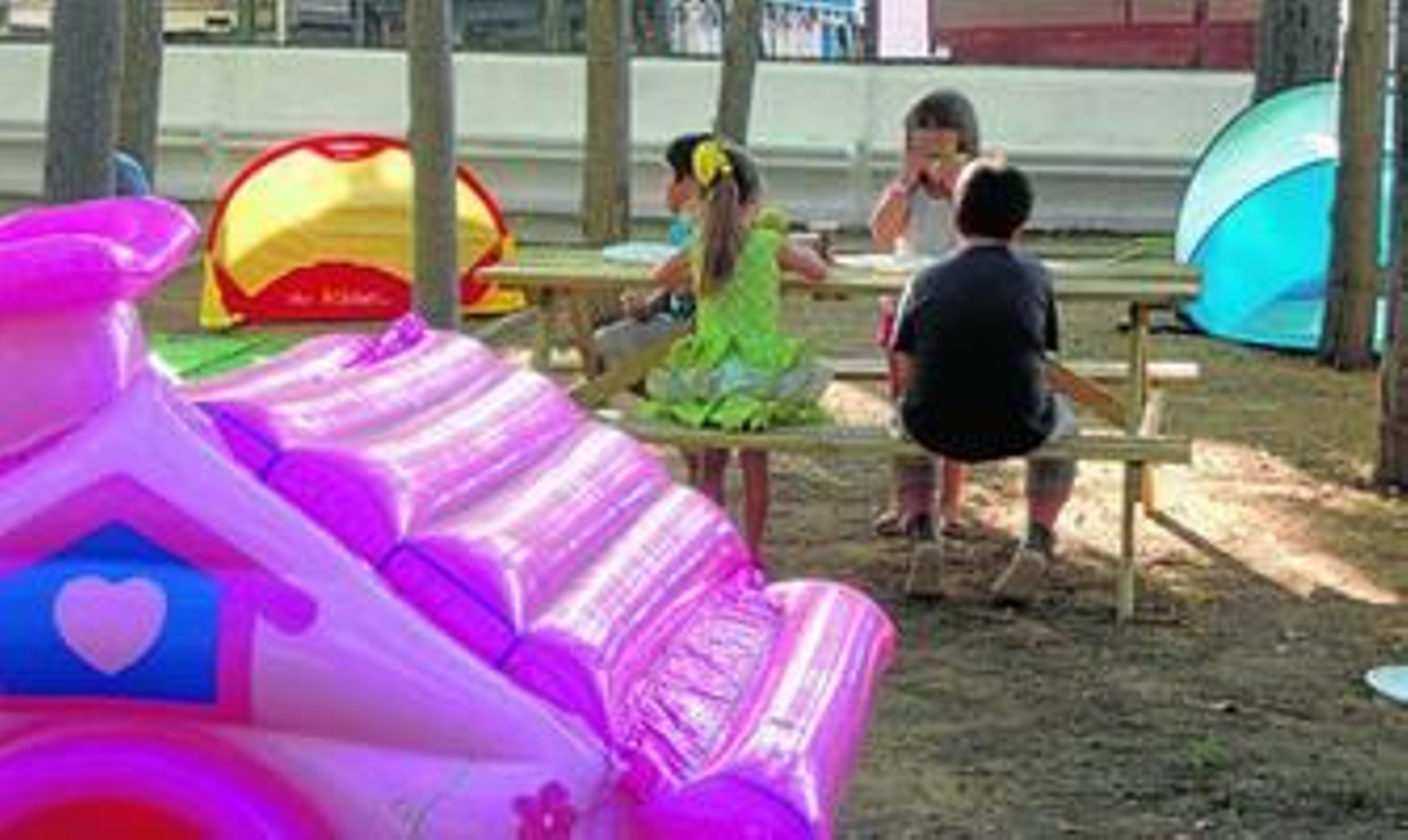 Pequeños meriendan en la guardería de Feria durante la edición del pasado 2012.