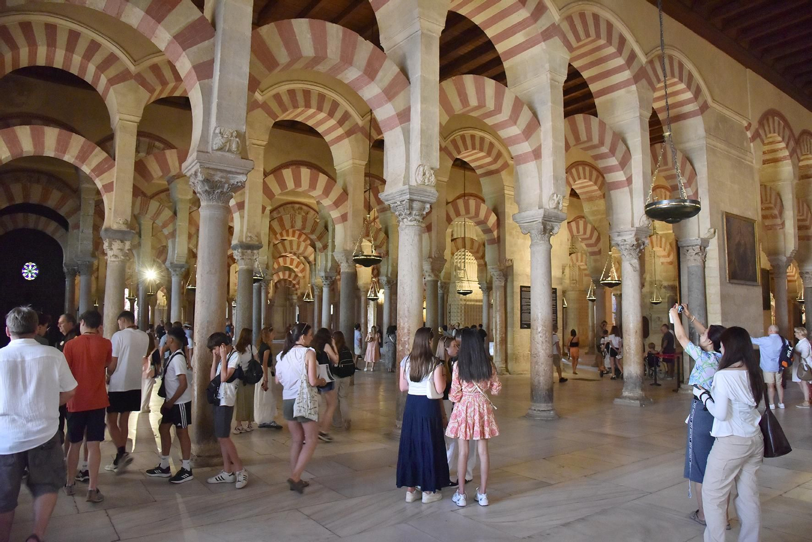 Personas visitando el interior de la Mezquita-Catedral.