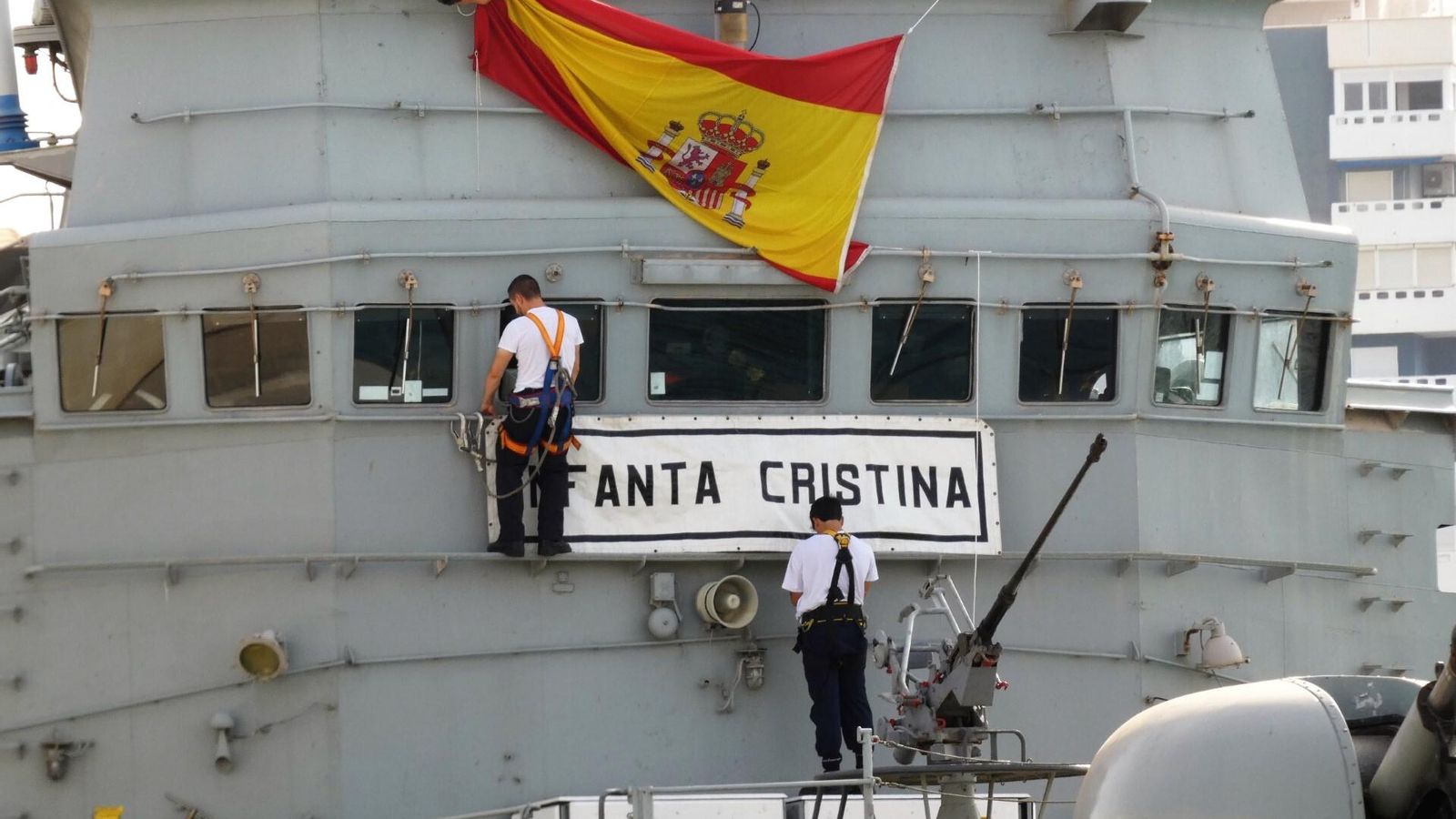Marinería engalanando el buque
