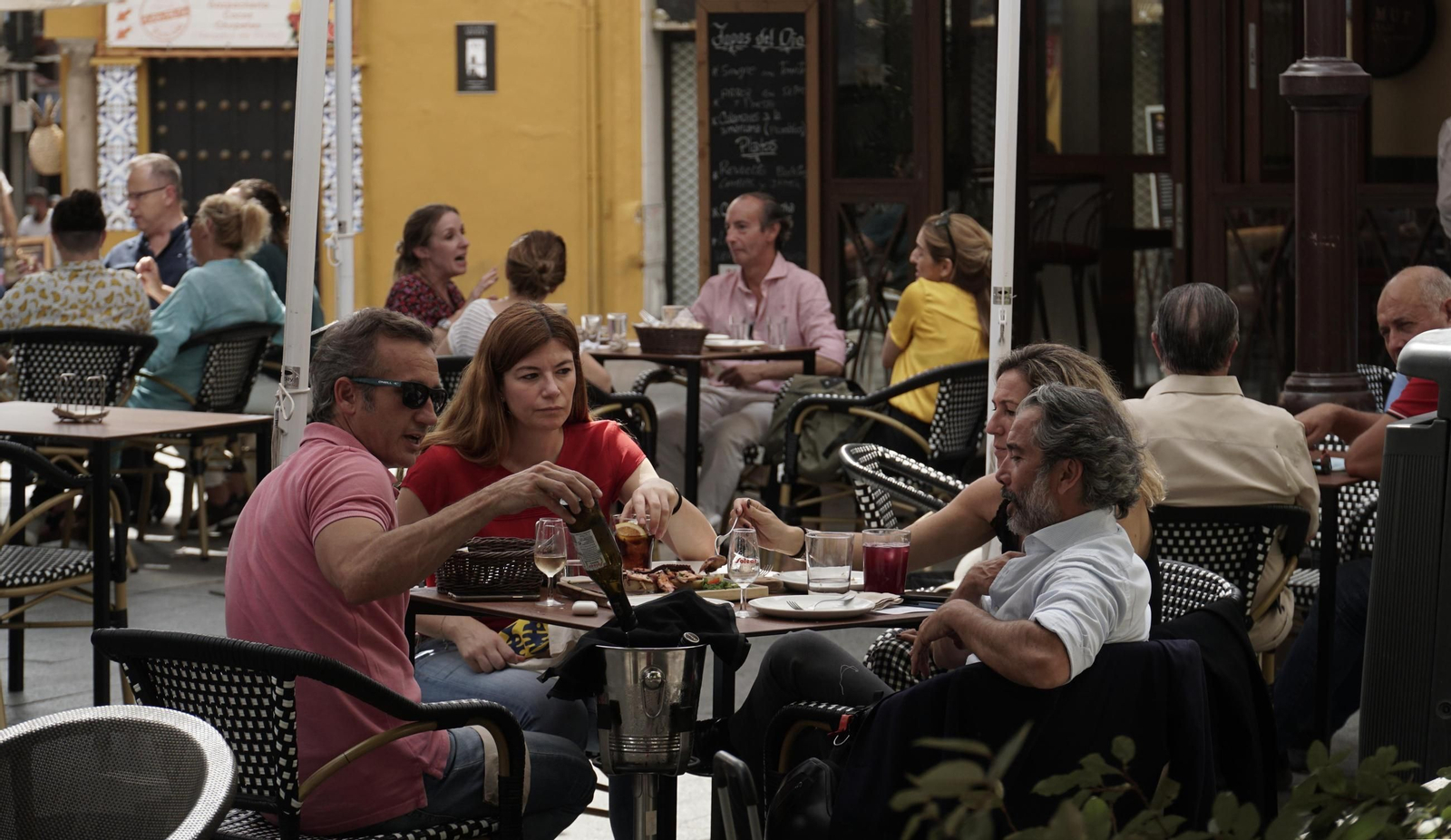 Grupo de personas conversando en una terraza.