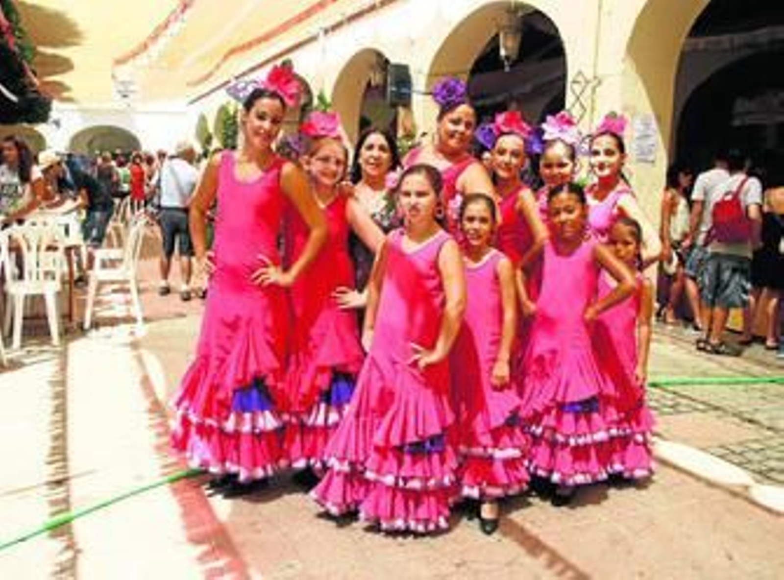 El rosa tiñó al mediodía de ayer la Plaza Vieja gracias a los trajes de estas pequeñas artistas que deleitaron a todos los presentes con una excepcional actuación.
