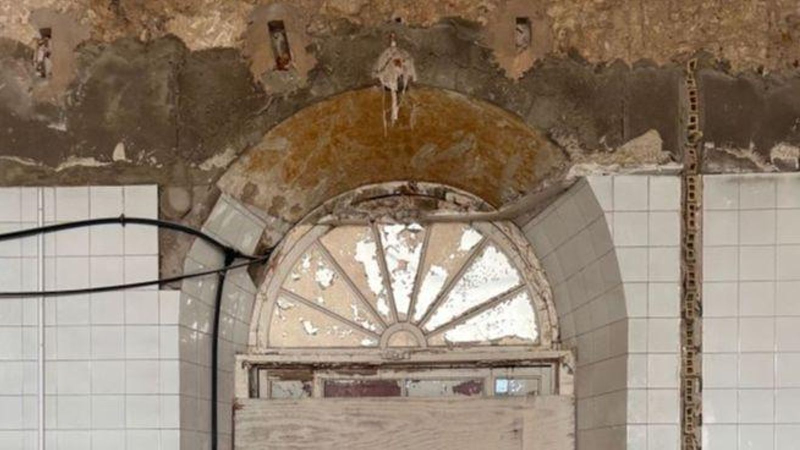 Los falsos techos habían ocultado parte de los arcos de las puertas.