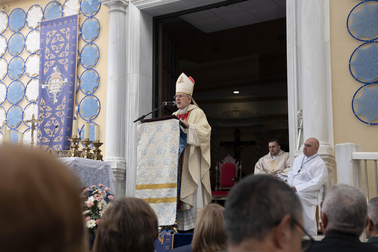 Las imágenes de la misa y procesión en Macael por las fiestas en honor a Nuestra Señora del Rosario
