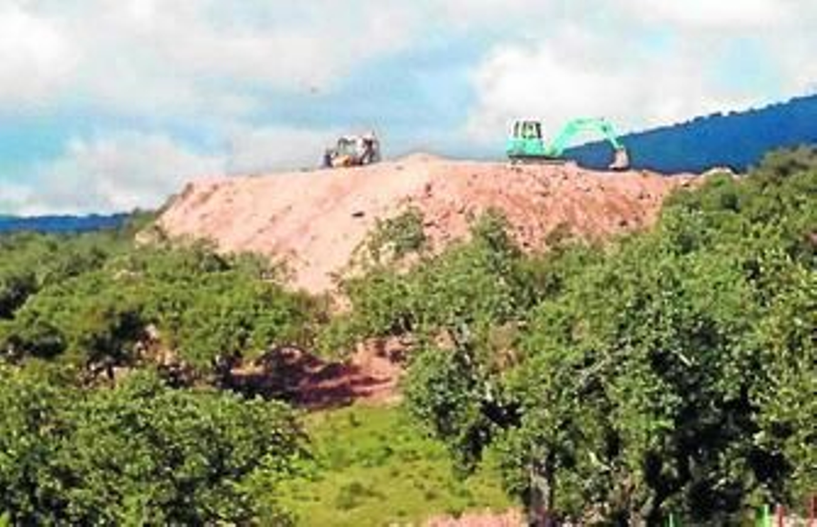 Las máquinas trabajan en la construcción de la terraza.