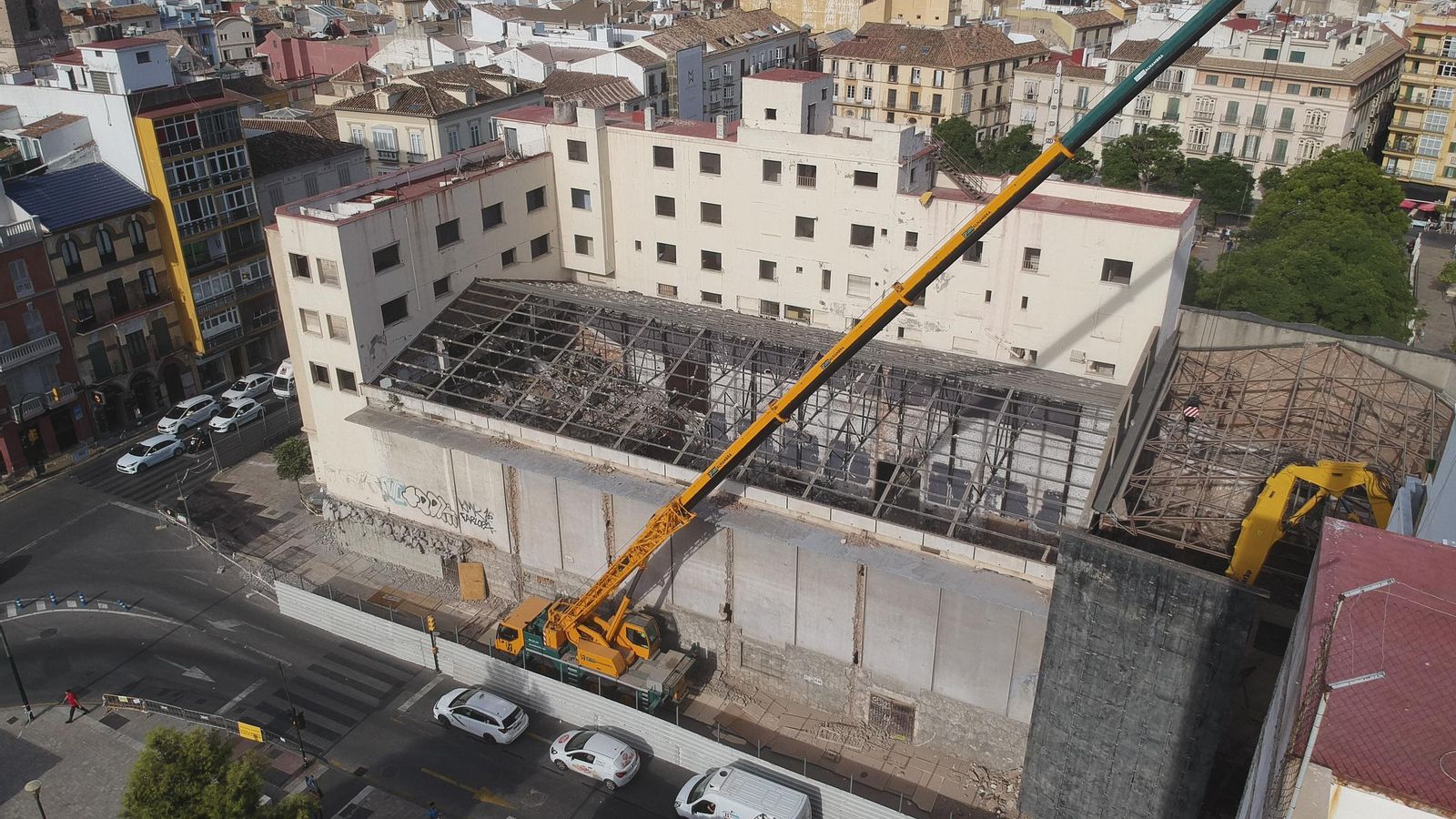 Trabajos de demolición de los antiguos cines.