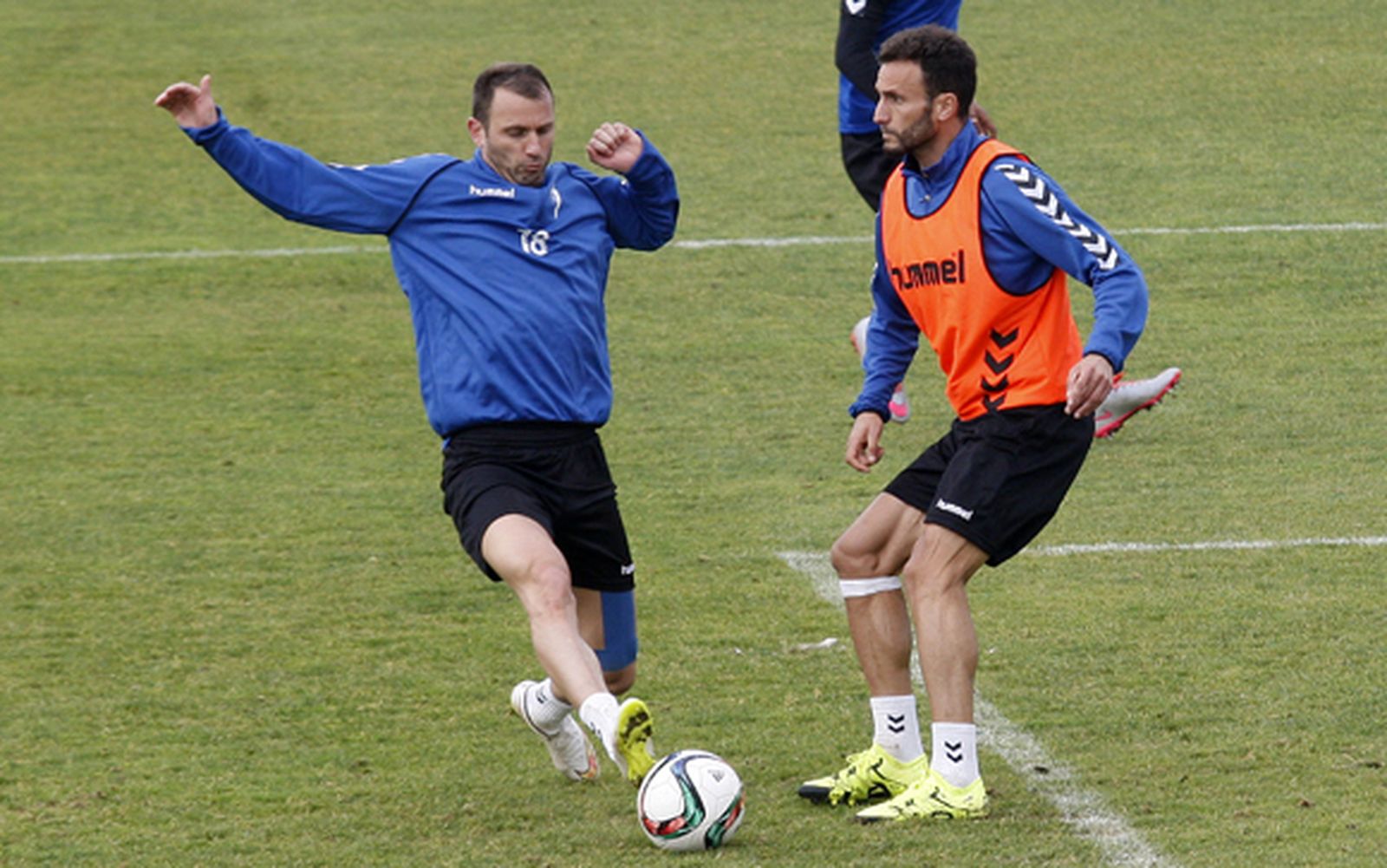 Servando recibe una entrada de Despotovic en un entrenamiento. /Joaquín Pino