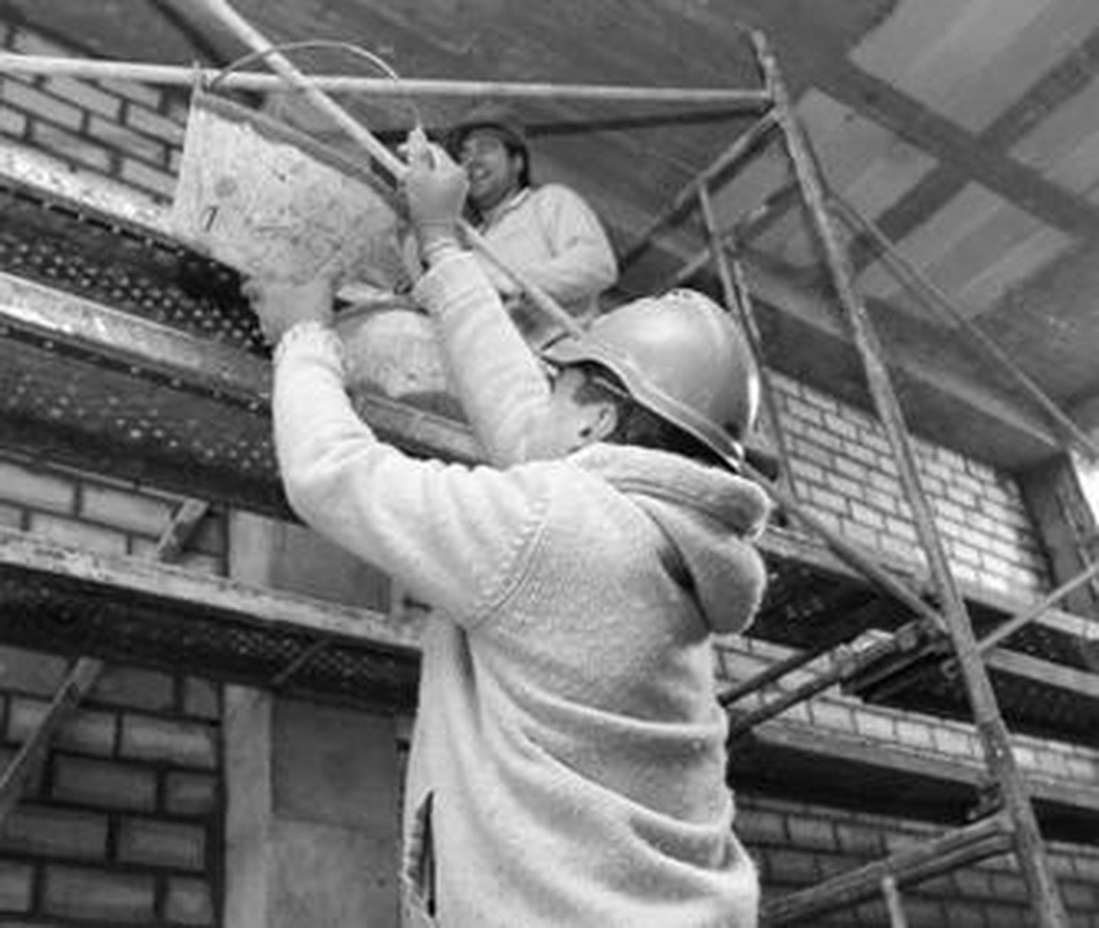 Trabajadores de la construcción, en una obra en Chiclana.