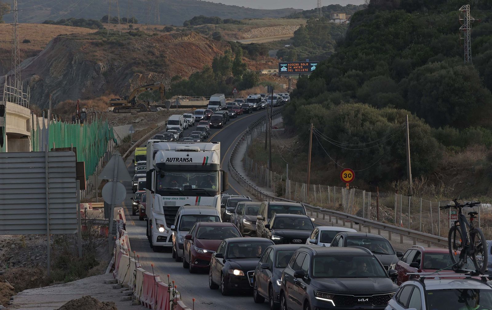 Colapso de tráfico en la N-340 por las obras del Acceso Sur de Algeciras. El estado de ejecución de las obras supera el plazo inicialmente previsto y agrava la ya de por sí escasa capacidad de la carretera nacional.