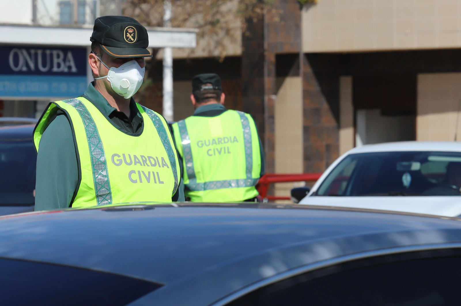 Imágenes de la Guardia Civil haciendo controles en Corrales para hacer cumplir el confinamiento