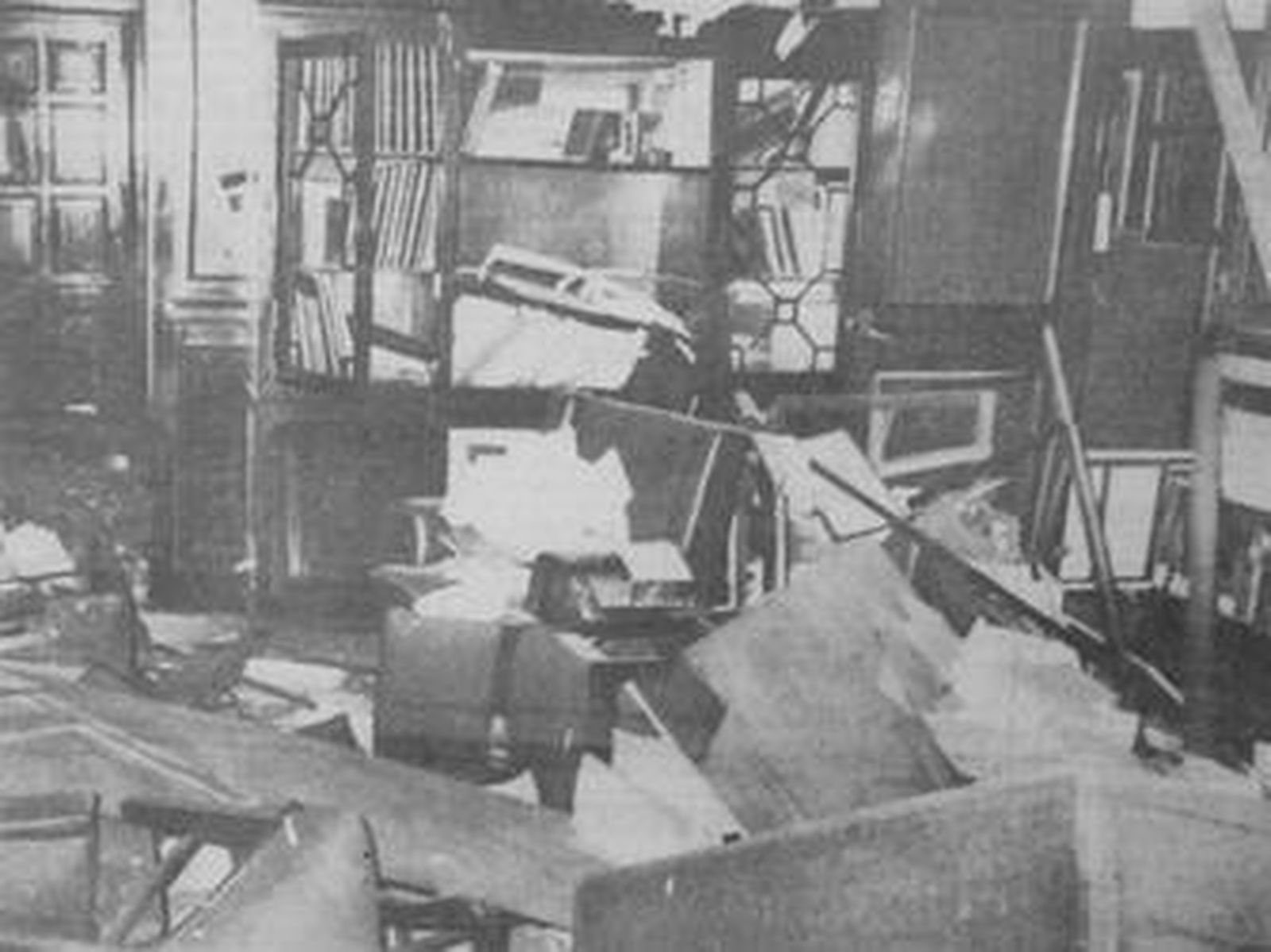 1984El GRAPO hace explotar dos bombas en las oficinas de Astilleros de Cádiz