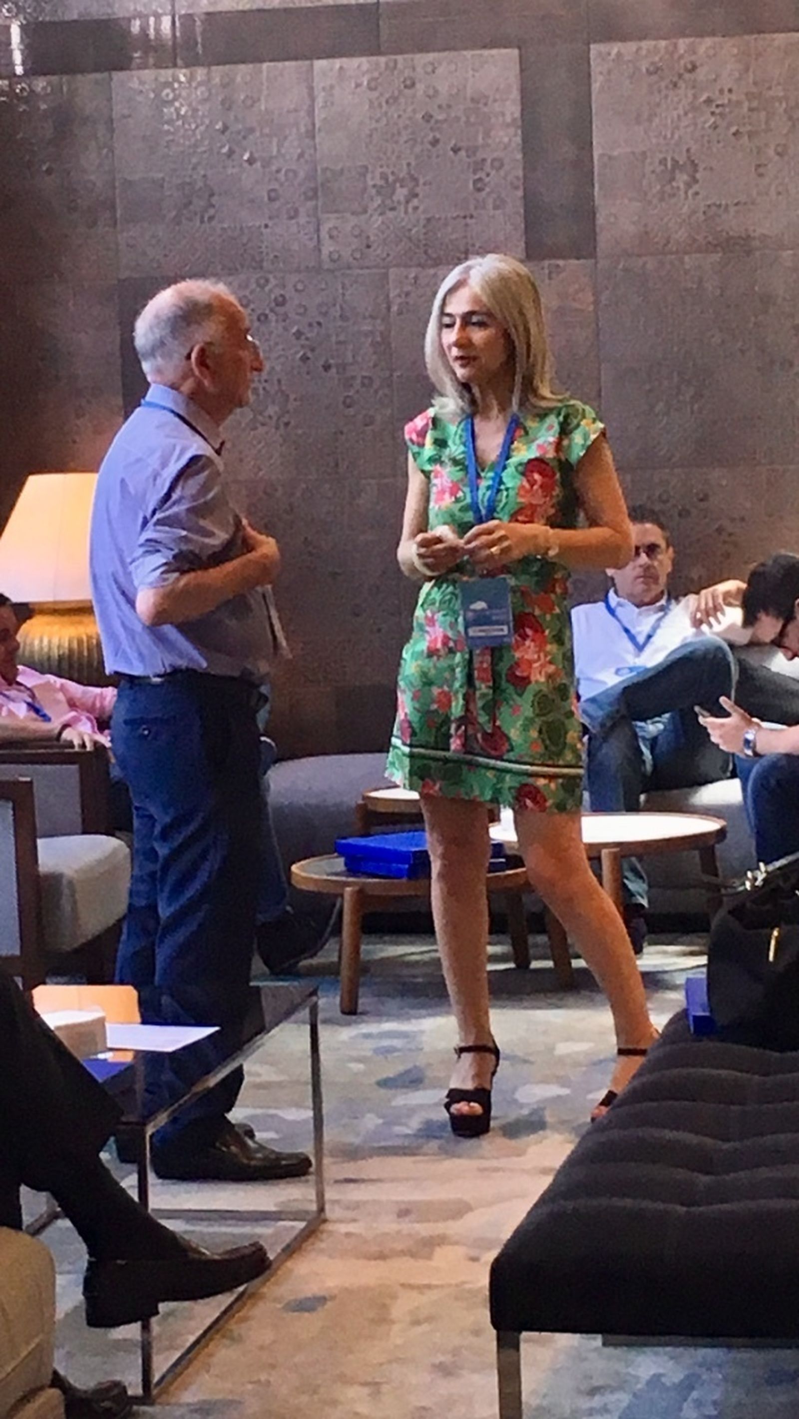 Gabriel Amat conversa con Patricia del Pozo.