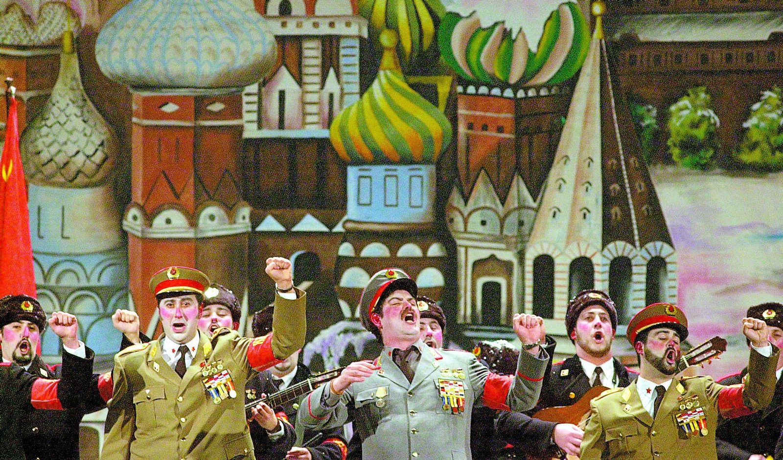 Imagen de archivo de una chirigota actuando sobre las tablas del Falla