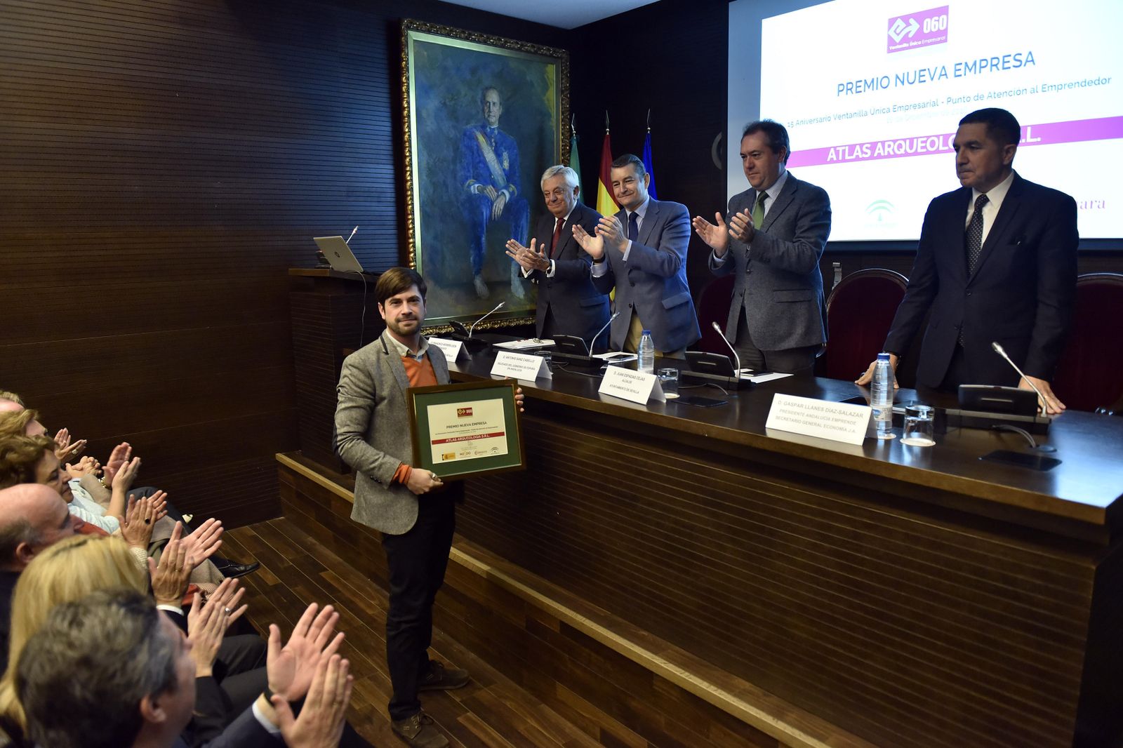 Uno de los premiados junto a Francisco Herrero, Antonio Sanz, el alcalde Juan Espadas y Gaspar Llanes, de Andalucía Emprende.