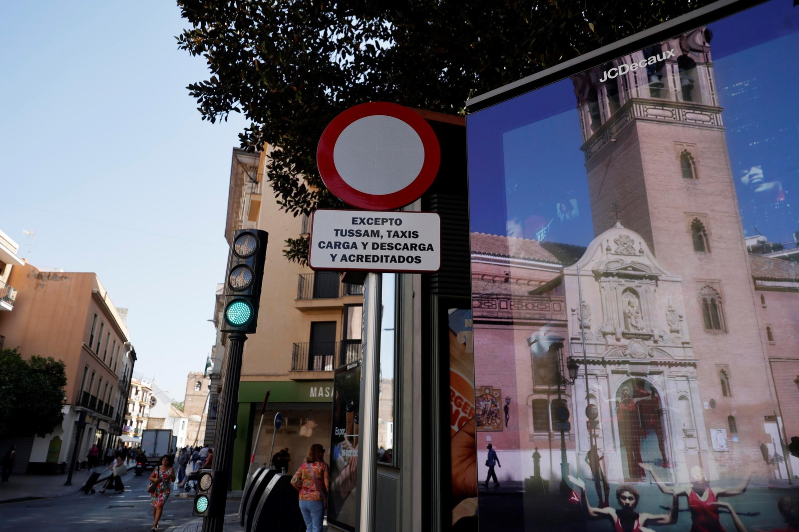 Las señales de restricción de tráfico en el centro están en Almirante Apodaca y entorno, pero no se cumplen.