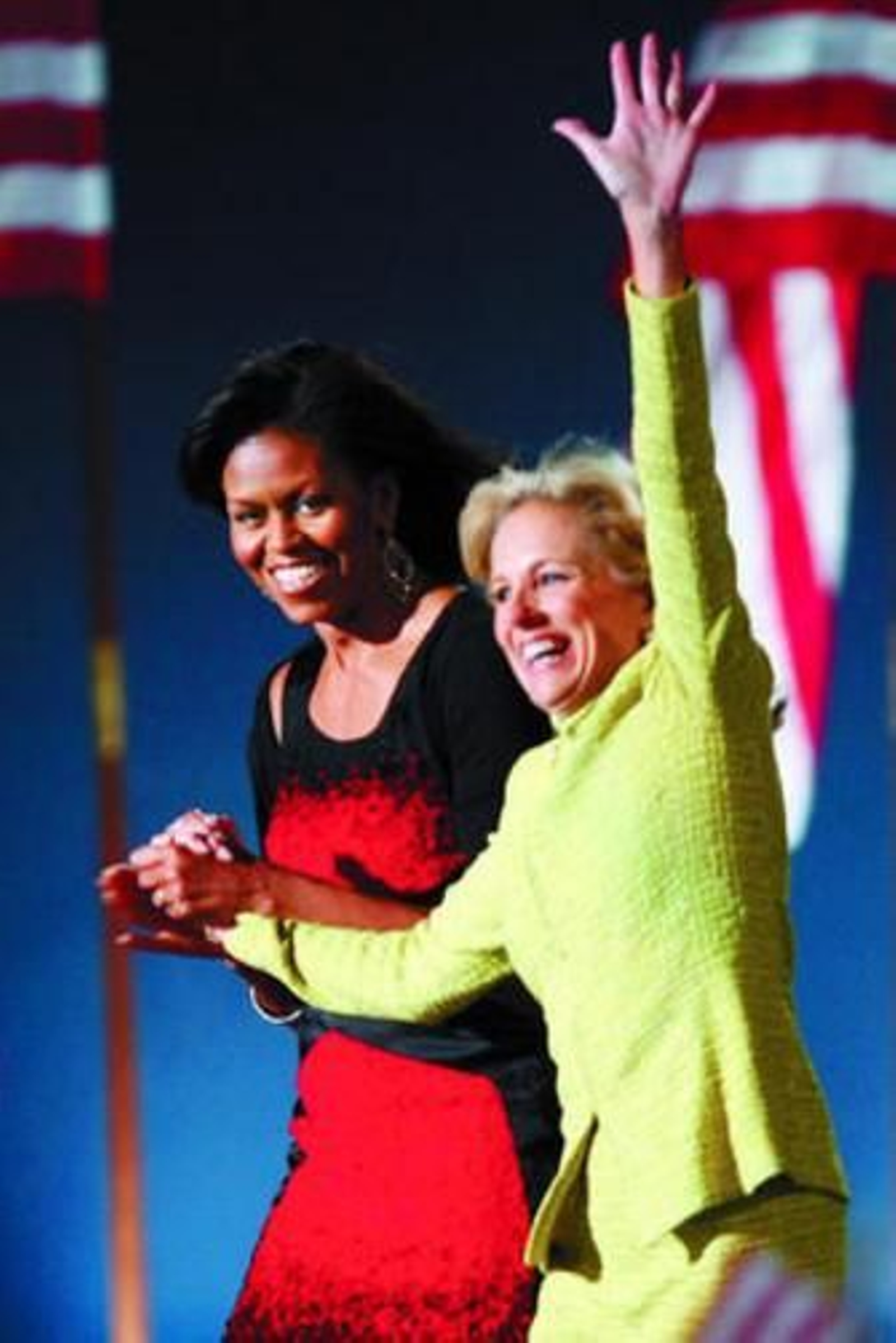 Michelle Obama y Jill Biden saludan a los seguidores demócratas en el Parque Grant. Michelle Obama y Jill Biden saludan a los seguidores demócratas en el Parque Grant.