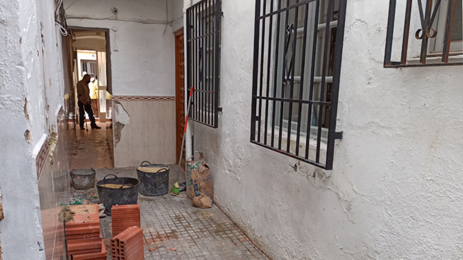 Interior del número 110 de la calle Mediabarba, de Lucena.