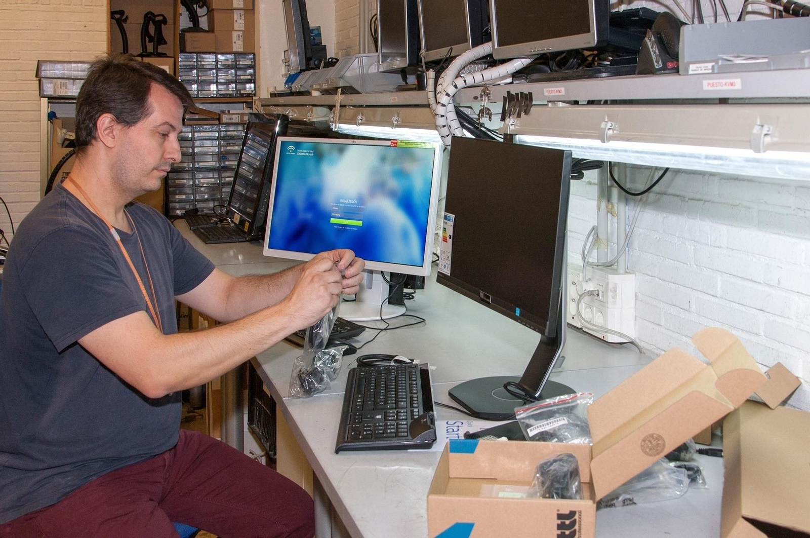 Uno de los nuevos equipos informáticos del Virgen del Rocío.