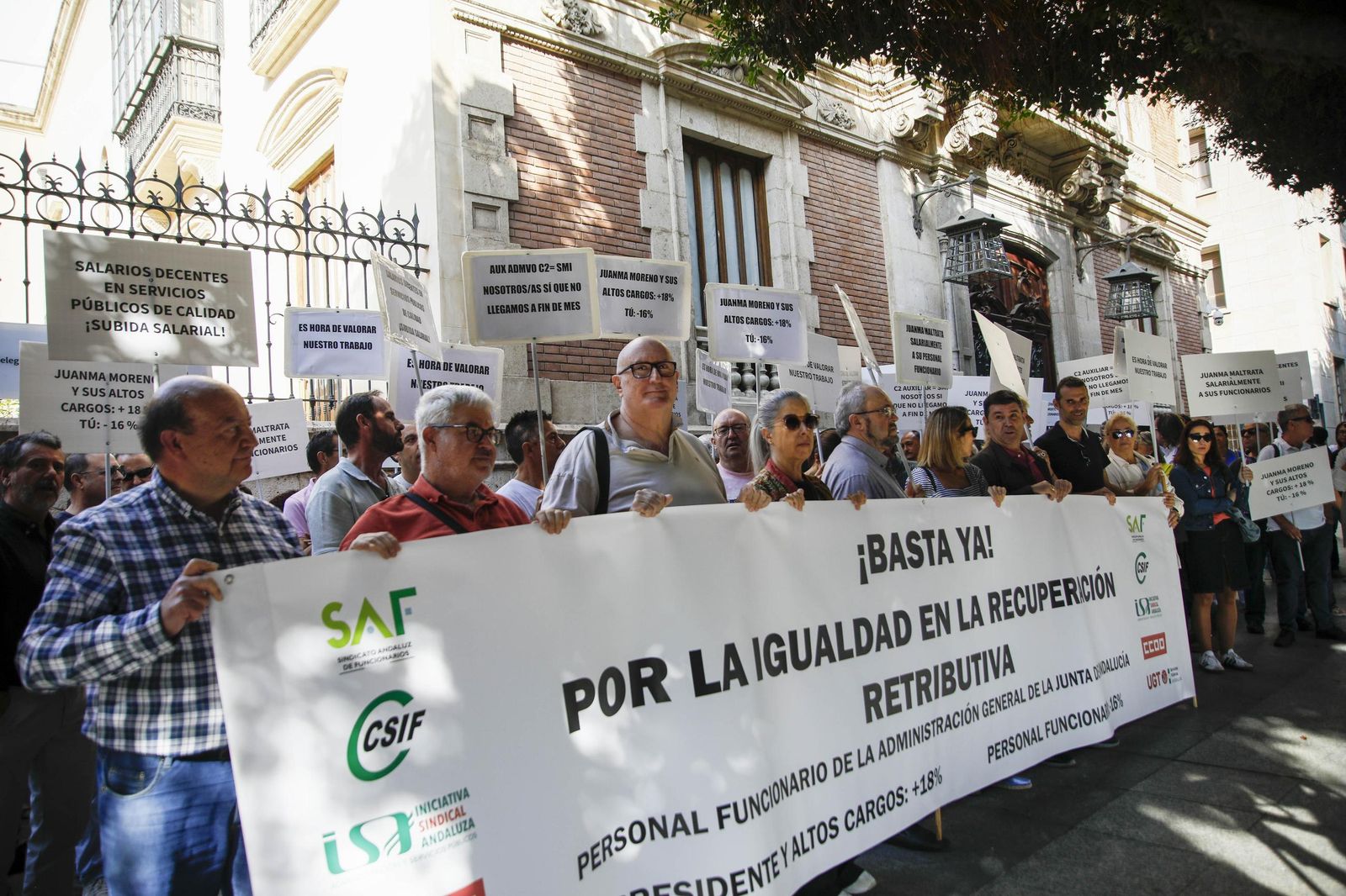 Las imágenes de la concentra para reclamar mejoras laborales para el personal funcionario de la Junta de Andalucía en Almería