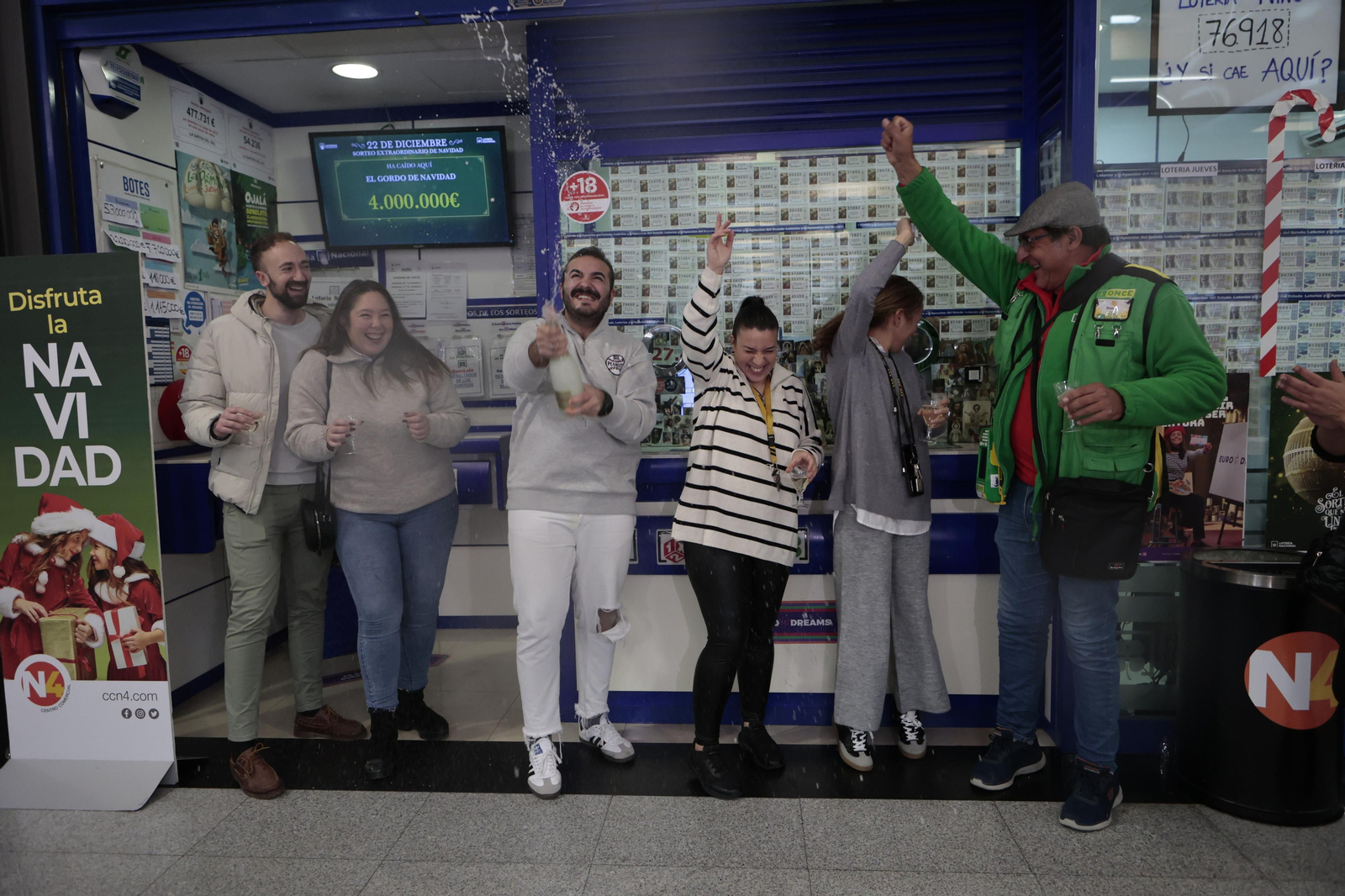Alegría entre los premiados con el Gordo de la Lotería de Navidad