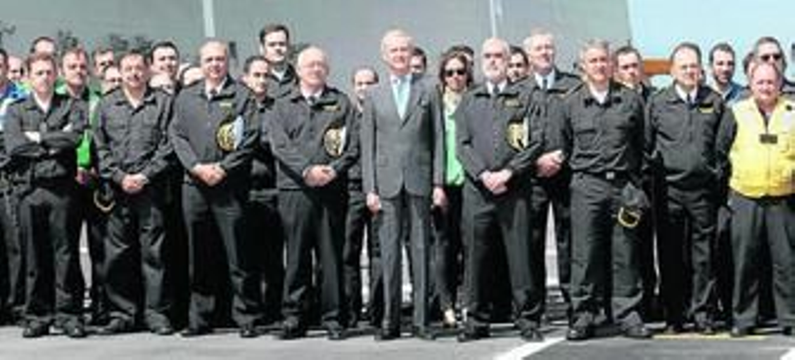 El ministro, en el centro de la foto de familia con los tripulantes del 'Juan Carlos I', en la cubierta del buque de proyección estratégica.