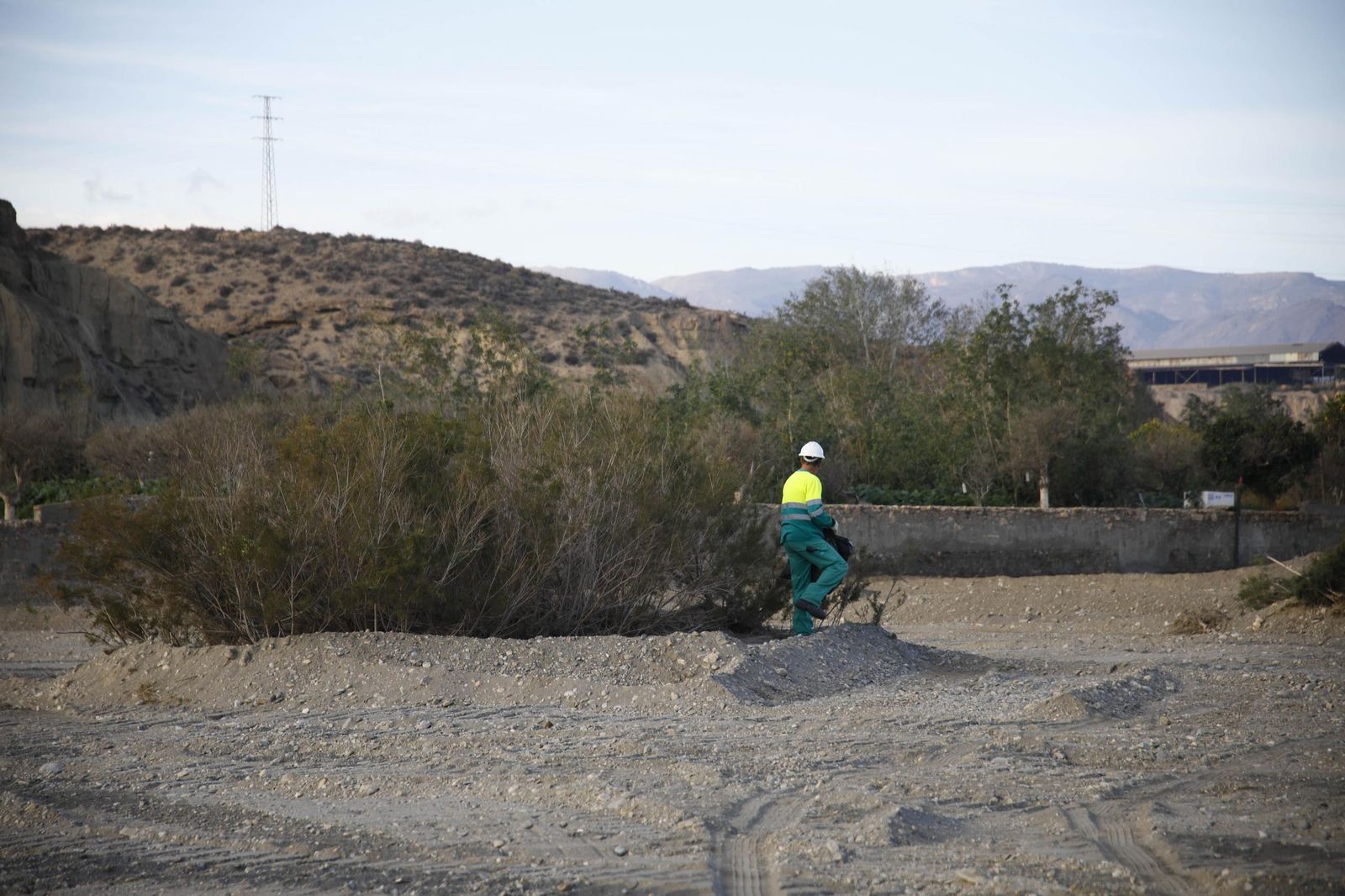 Las imágenes de la visita las obras de restauración hidrogeomorfológica y de naturalización del cauce del río Andarax, en Rioja