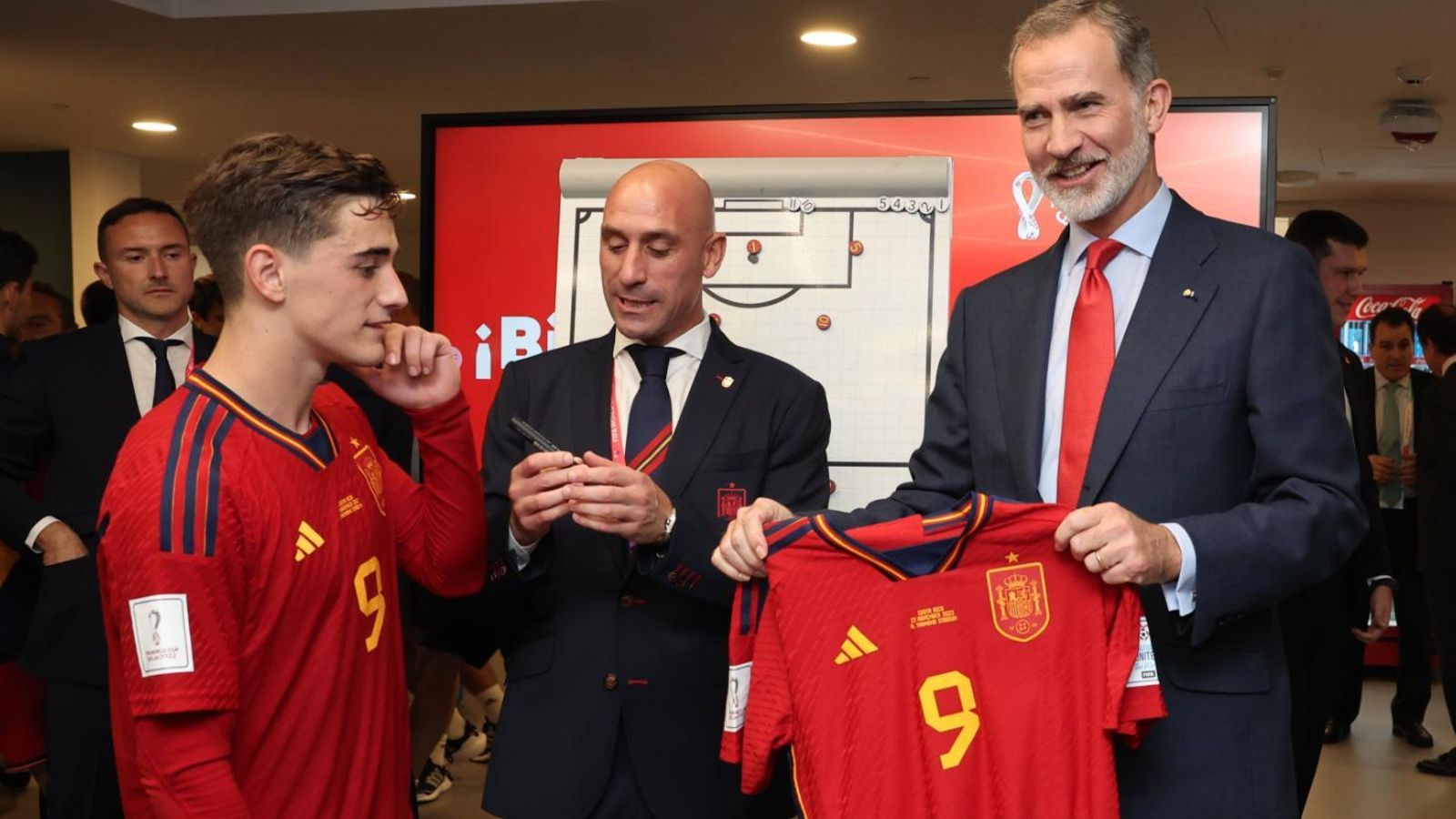 Gavi entrega su camiseta al Rey Felipe VI Gavi entrega su camiseta al Rey Felipe VI