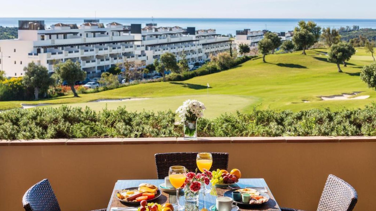 Terraza con vistas al mar en Ona Valle Romano Golf & Resort