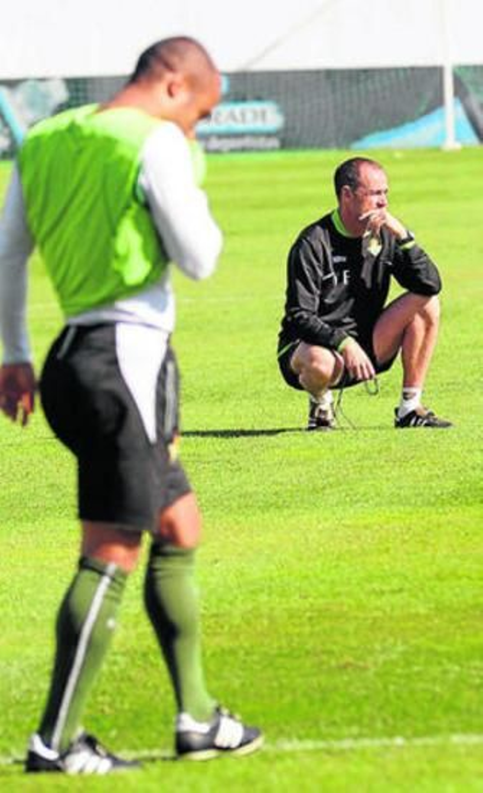 Víctor Fernández observa en cuclillas el entrenamiento.
