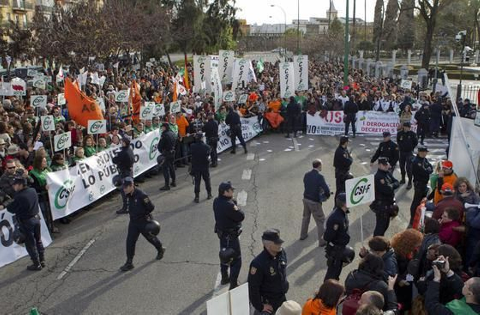 Funcionarios, miembros de los sindicatos CSIF, Safja y Ustea, protestan a las puertas del Parlamento contra la reforma del sector público.

Foto: Manuel Gómez