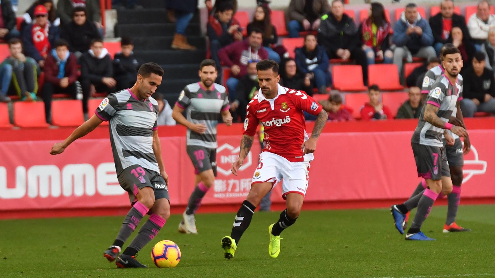 Ángel Montoro toca el cuero en corto ante la presencia del ex rojiblanco Javi Márquez.