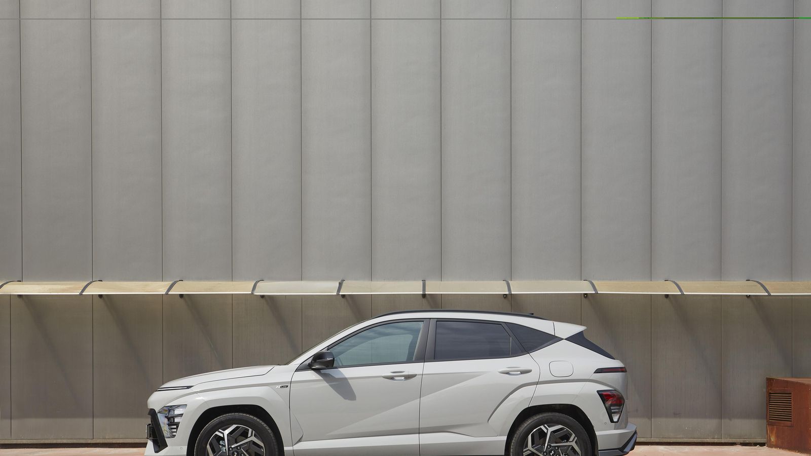 Aumentar el tamaño entre ejes conlleva ampliar el espacio longitudinal disponible y mejorar el aplomo dináimico.