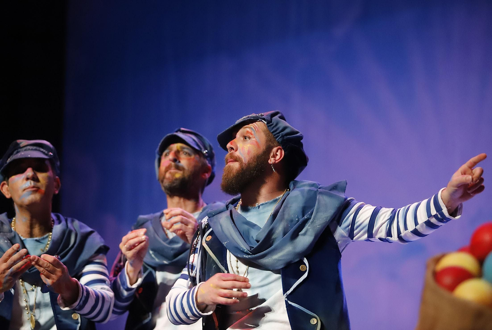 Imágenes de la actuación de la comparsa de Alcalá de Guadaíra Padre Nuestro en el Carnaval Colombino