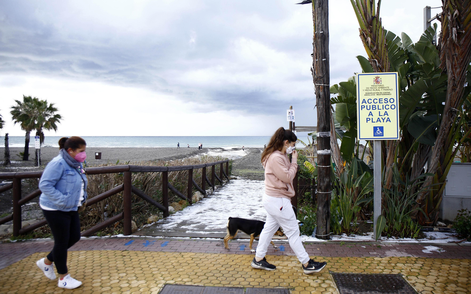 La granizada en la playa de Benajarafe, en fotos