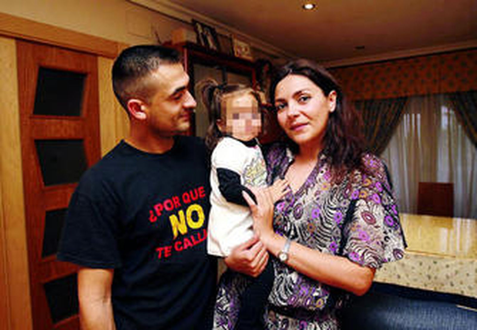 Miguel Ángel Velasco y Francisca Alcaide, junto a Lucía, en su vivienda de la capital cordobesa.