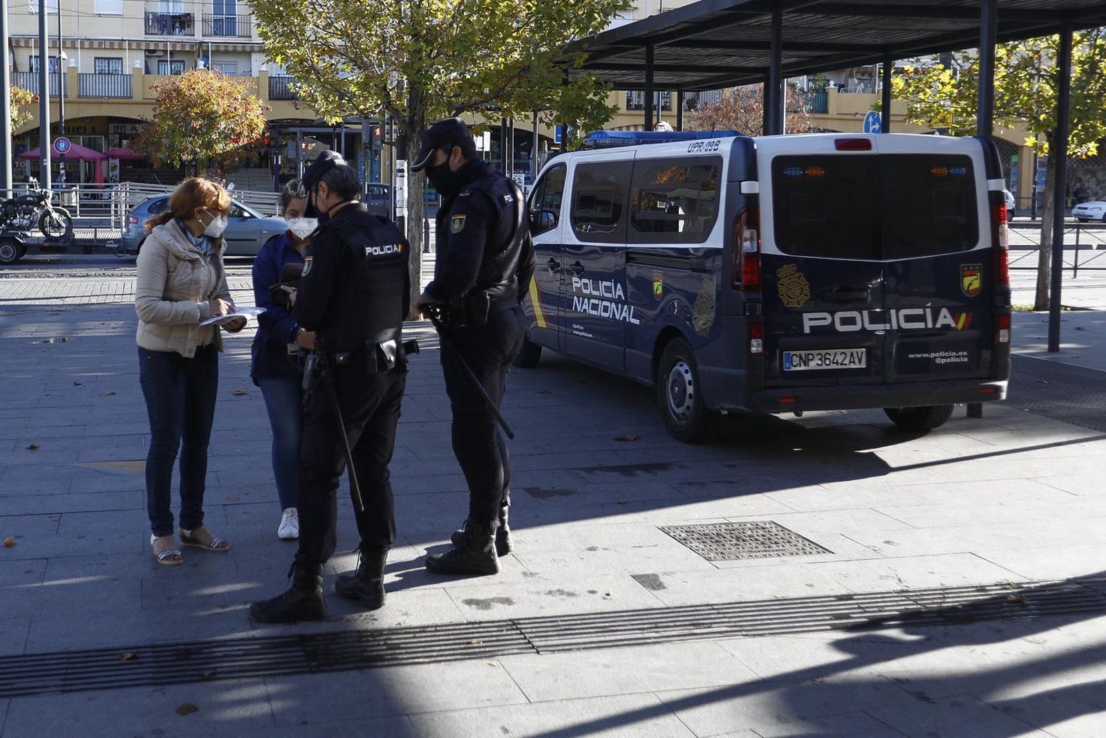 Las siete diferencias de una Granada confinada: fotos del primer día de cierre perimetral